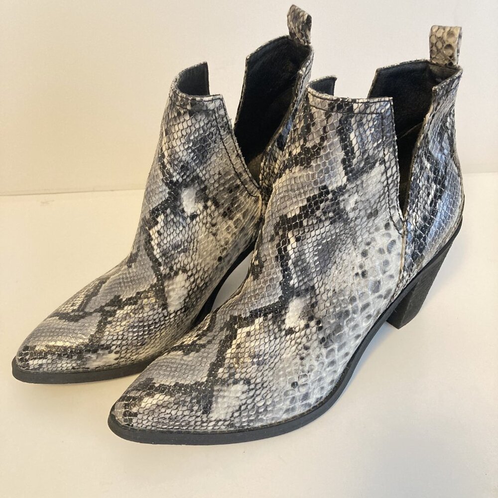 Very Volatile Faux Snakeskin Western Ankle Booties/ Size 7/ Black & Grey